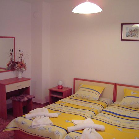 Nelly Guest House Ravda Esterno foto